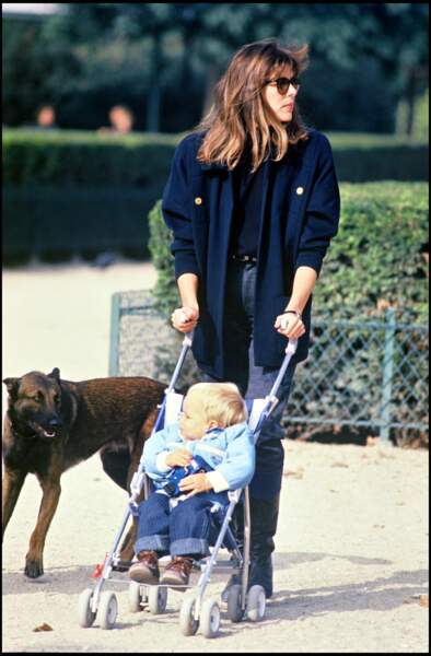 La princesse Caroline de Monaco et son fils Andrea se baladent dans un parc à Paris, en 1985