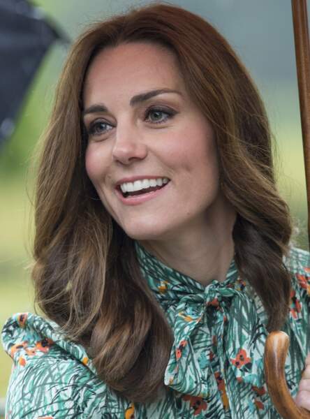 Le brushing façon Kate Middleton : les longueurs lisses terminées par de larges boucles