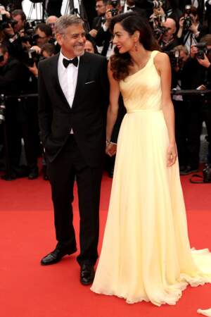 Amal Clooney radieuse à Cannes en 2016 dans une robe longue asymétrique