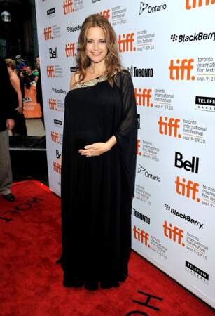 La comédienne Kelly Preston, épouse de John Travolta, enceinte au Festival du film de Toronto en 2010