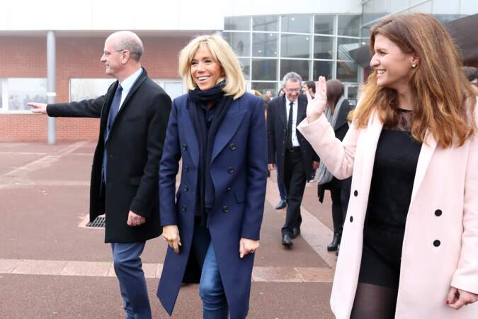 Brigitte Macron avait déjà revêtu un look similaire pour sa visite d'un collège de Clamart, en novembre 2018