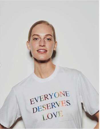 le tee-shirt " Everyone deserves love" de Victoria Beckham