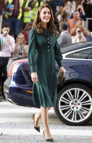 Kate Middleton le 11 décembre 2018 remise sa célèbre robe à pois dans un vert sobre et élégant