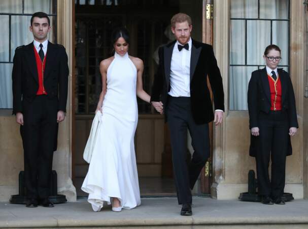Harry et Meghan (en robe Stella McCartney) se rendent à leur soirée de mariage le 19 mai 2018
