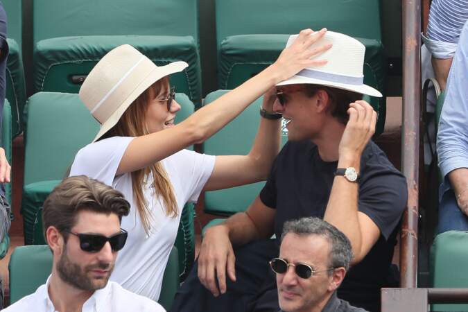 Ana Girardot et Arthur de Villepin s'amusent à Roland Garros le 9 juin 2018