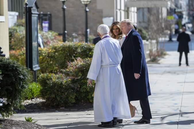 Donald et Melania Trump ont été accueillis par un homme d'église dès leur arrivée à St John's à Washington