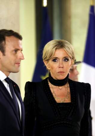 Brigitte Macron adopte le chocker noir