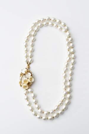 La jeune fille : Colliers en pierres de rivière et perles de verre, 230 € (Monshiro)