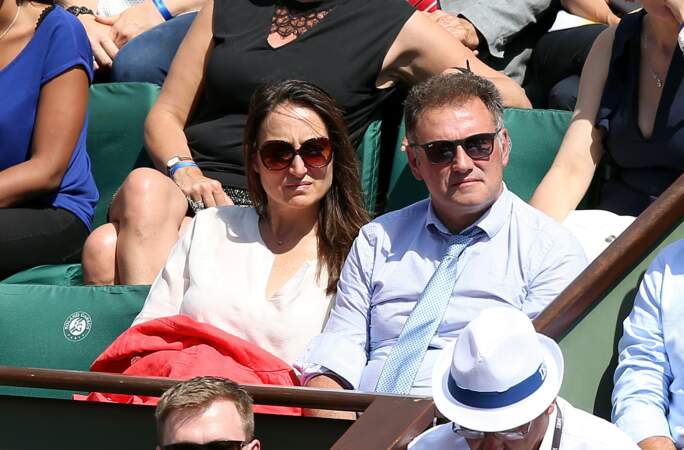 Pierre Sled et sa chérie scrute le match sur terre battue à Roland Garros