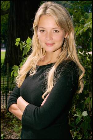 Virginie Efira en 2004, les cheveux longs et blonds, à peine maquillée