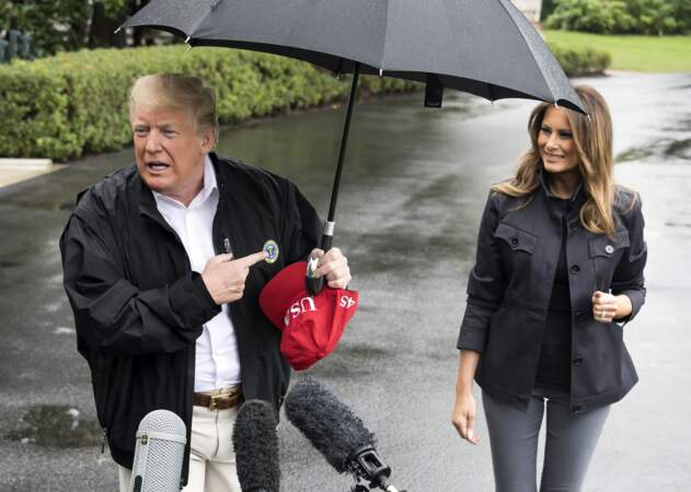 Melania Trump cherche une place aux côtés de son mari sous le parapluie près de la Maison Blanche