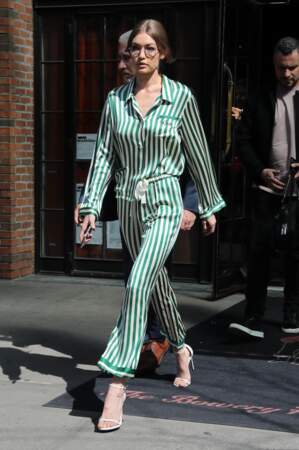 Gigi Hadid se balade avec un ensemble pyjama dans les rues de New York.