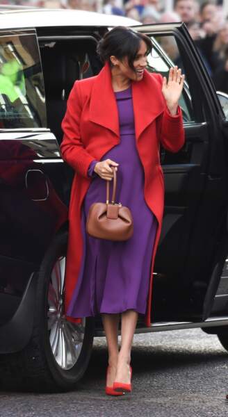 Meghan Markle, enceinte, en tenue rouge et violette à Birkenhead, en 2019