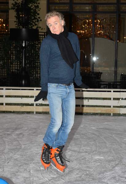 Franck Dubosc s'amuse sur la patinoire du Plaza Athénée - Goûter du Coeur du prix Clarins