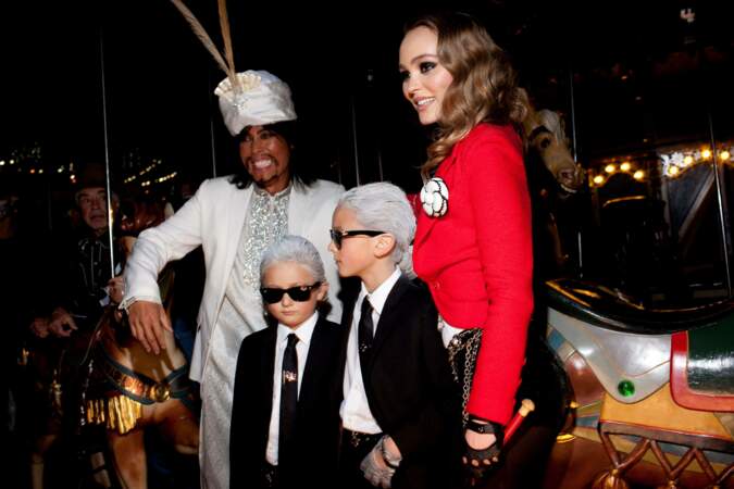 Lily-Rose Depp prend la pose auprès de mini-Karl Lagerfeld lors de cette soirée organisée par Chanel