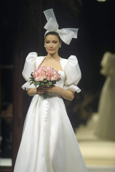 En mariée, pour le défilé Givenchy Haute Couture printemps/été 1994 à Paris
