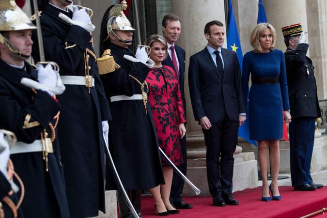 Brigitte Macron très élégante dans une robe droite et cintrée signée Louis Vuitton