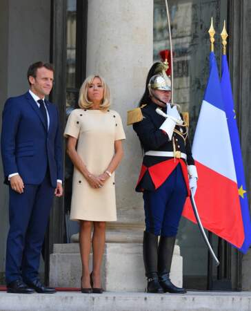 Brigitte Macron a pris un air sérieux et solennel sur le perron de l'Élysée