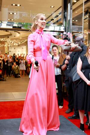 Céline Dion ultra chic en robe longue et queue de cheval