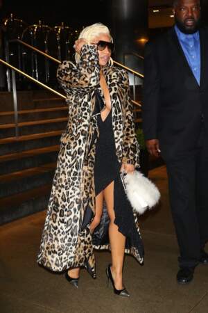 En manteau XXL, Nicki Minaj lors de la Fashion Week à New York. 