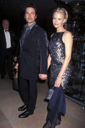 Charlize Theron et Stephan Jenkins (chanteur du groupe Third Eye Blind) en 1999 à la cérémonie des Golden Globes