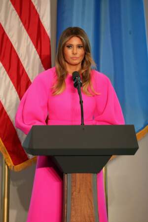 Melania Trump dans une robe incroyable rose aux manches bouffantes