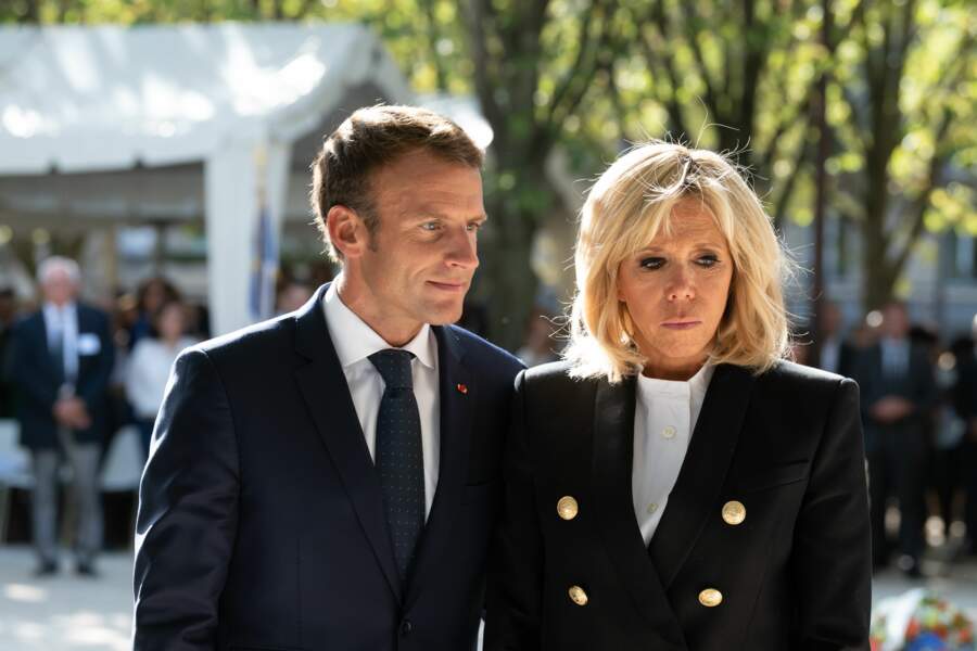 Brigitte Macron aux côtés d'Emmanuel Macron dans sa veste sobre et distinguée signée Balmain.