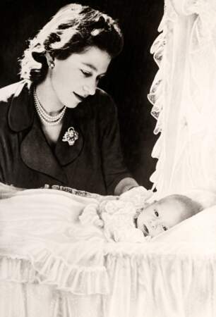 Élizabeth, duchesse d'Édimbourg par son mariage, pose avec son nouveau né Charles, en décembre 1948.