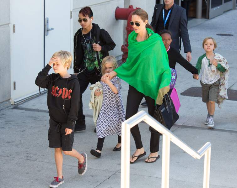 Les jumeaux, avec leur mère et leurs frères et soeurs, à Los Angeles, en février 2014.