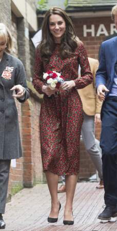 Princesse Kate lors des fêtes de Noël 2016 pour l'association Head Together, radieuse avec sa tenue fleurie
