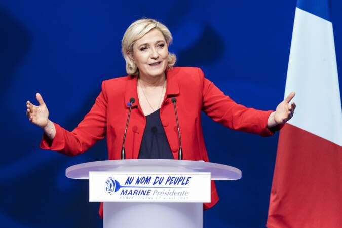 Marine Le Pen en blazer rouge lors d'un meeting à Lille
