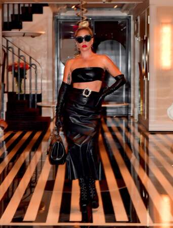 Lady Gaga a mixé une brassière et une jupe longue en cuir
