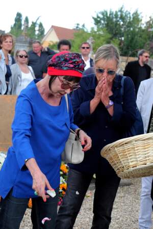 Ariane et Dorothée bouleversées aux obsèques de François Corbier au cimetière de Serez, le 5 juillet 2018.