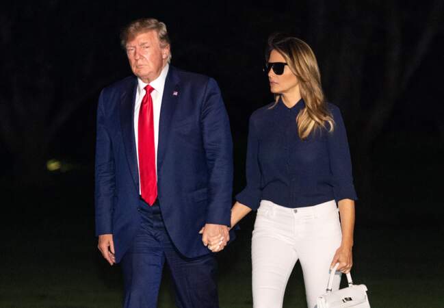 Melania Trump rentre à la maison avec un sac "Kelly" de Hermès, à Washington, le 26 août 2019.