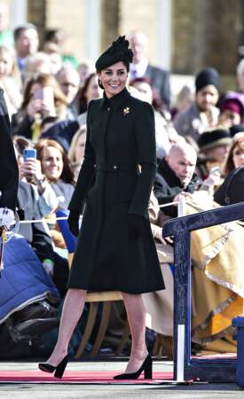 Kate Middleton radieuse dans un manteau vert signé Alexander McQueen lors de la St Patrick.