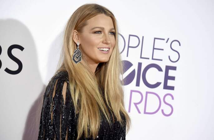 Longue chevelure blonde lâchée sur les épaules, Blake Lively aux People's Choice Awards 