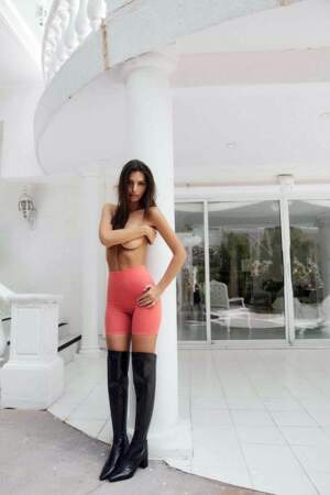 Emily Ratajkowski pose topless pour la nouvelle campagne de sa marque de vêtements 