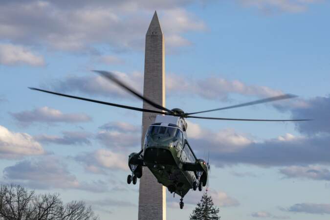 L'hélicoptère transportant le président américain et sa famille se pose à la Maison-Blanche