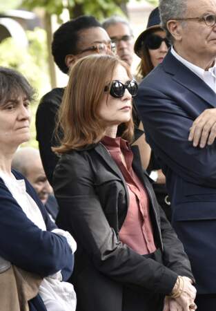 Isabelle Huppert, émue, lors des obsèques de Claude Lanzmann à Montparnasse, ce jeudi 12 juillet