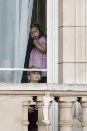 George et Charlotte regardent par la fenêtre