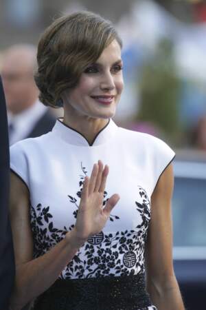 La reine Letizia d'Espagne est une adepte du chignon bas 