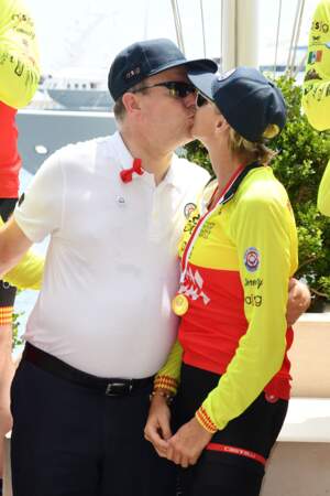 Charlène et Albert de Monaco échangent le baiser de la victoire