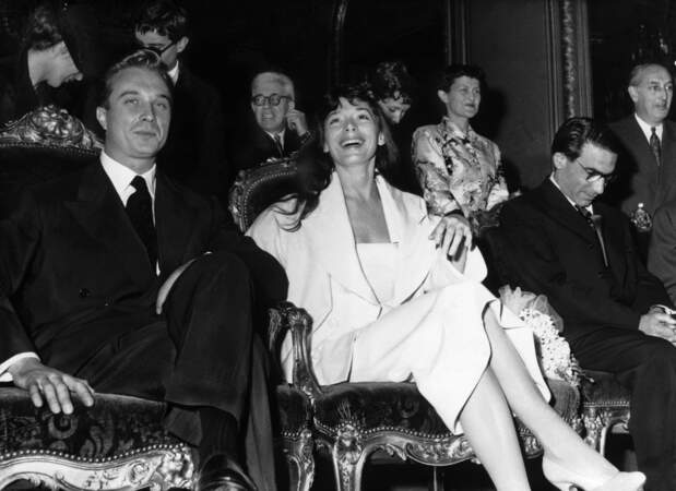 Juliette Gréco et Philippe Lemaire, lors de leur mariage à la mairie du 8e arrondissement de Paris, le 25 Juin 1953