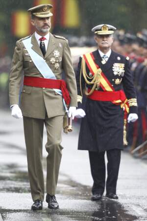 Le roi d'Espagne en bel uniforme