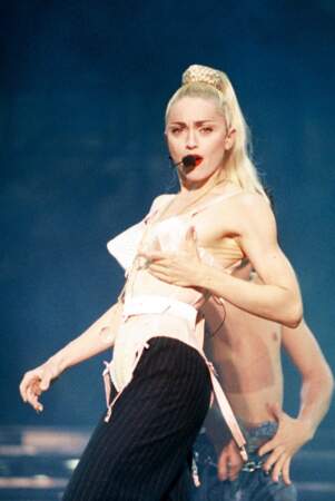 Madonna et sa maxi queue de cheval haute tressée et corset JP Gaultier lors du "Blonde Ambition Tour" en 1990