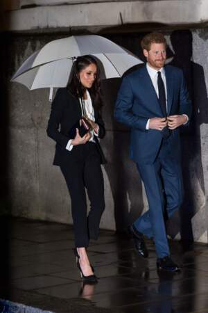 Le prince Harry et Meghan Markle en costume Alexander McQueen à Londres le 1er février 2018.
