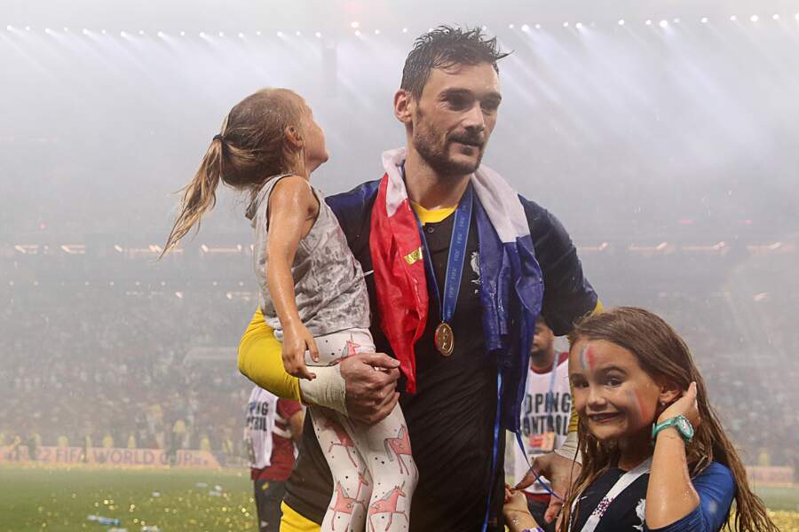 Hugo Lloris et ses filles Anna-Rose et Giuliana après la victoire de l'équipe de France au Mondial 2018