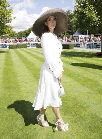 Iris Mittenaere en robe blanche tendance Bash, espadrilles et joli chapeau