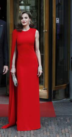 Letizia, en robe cape rouge Stella McCartney pour la soirée d'anniversaire du roi Willem Alexander en avril 2017