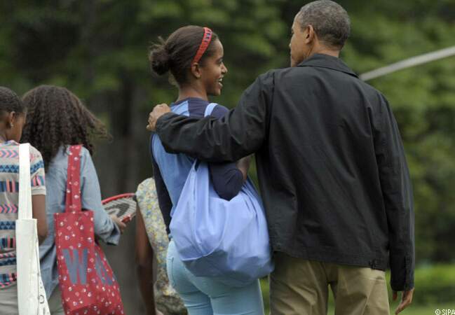 Barack, protecteur avec Malia dans le parc de la Maison Blanche, 24 août 2012